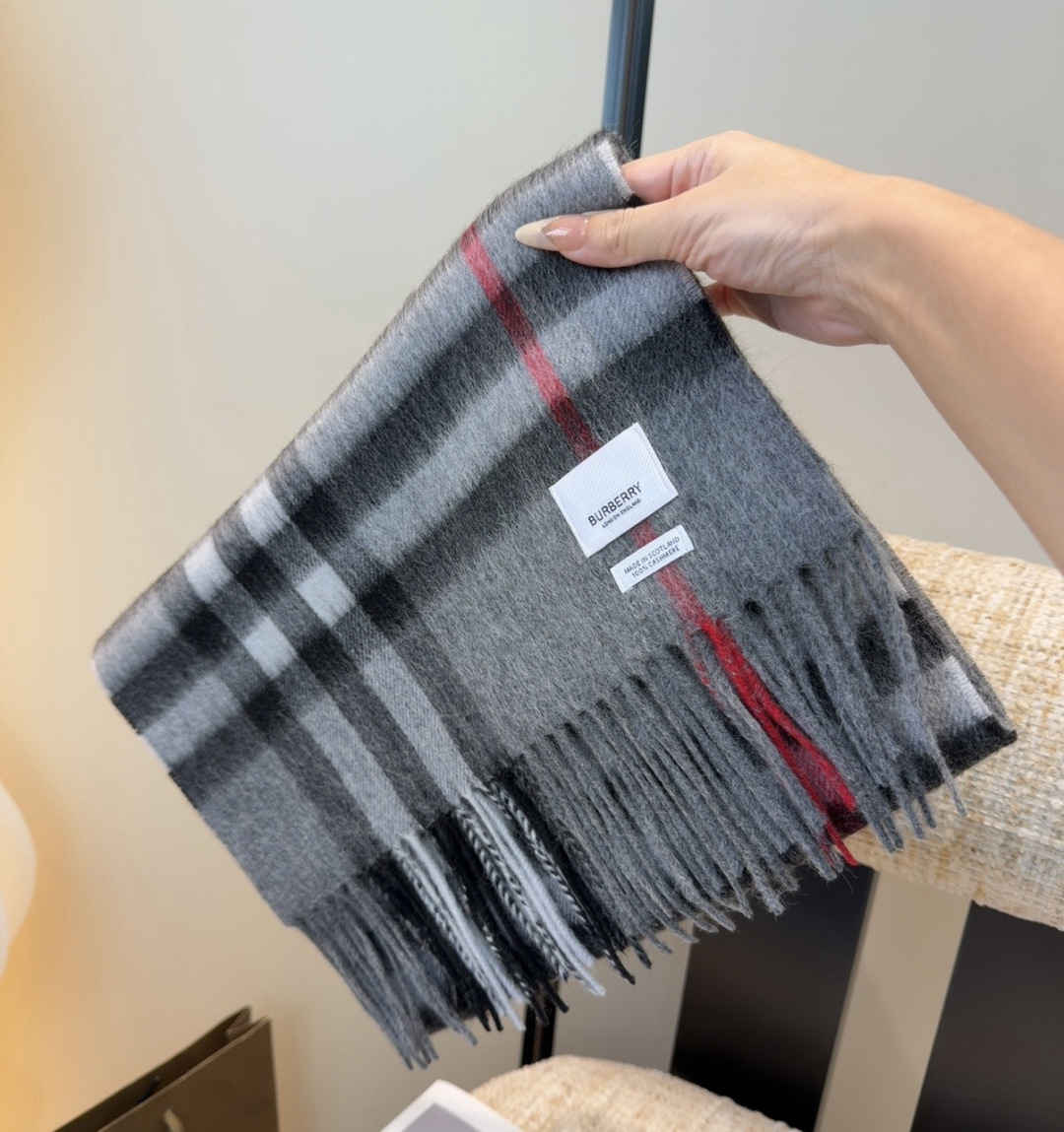Burberry双面羊绒围巾！走量款，性超高！非常有格调的设计！180*30cm，羊绒混羊毛！是高雅艺术的魅力体现！围巾