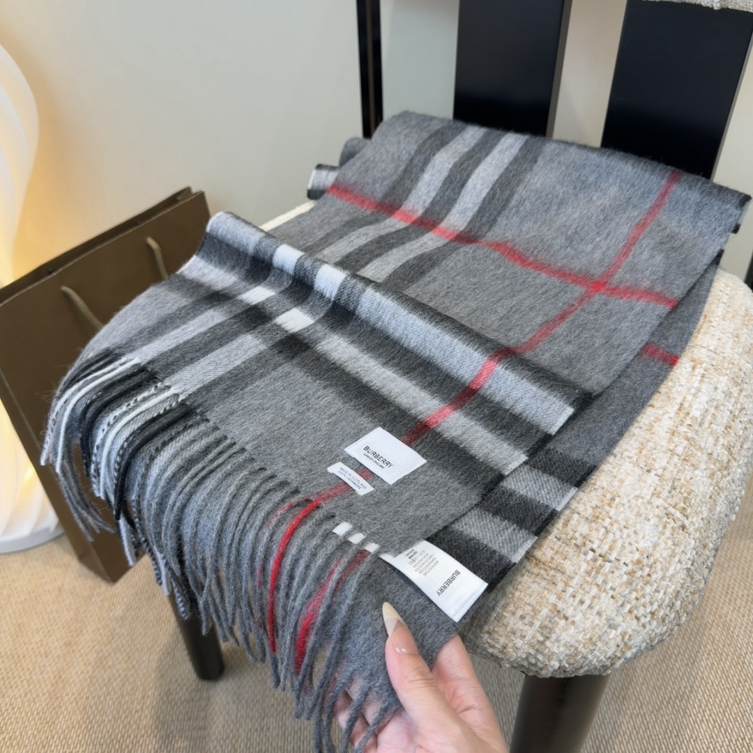 Burberry双面羊绒围巾！走量款，性超高！非常有格调的设计！180*30cm，羊绒混羊毛！是高雅艺术的魅力体现！围巾
