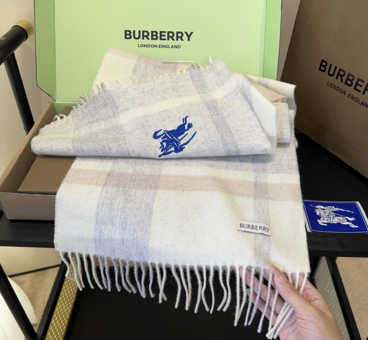 Burberry · 巴宝莉围巾❗️好看的要疯掉了，太有型太有魅力了❗️❗️非常斯文时尚的秋冬单品！真的很喜欢，非常Cl