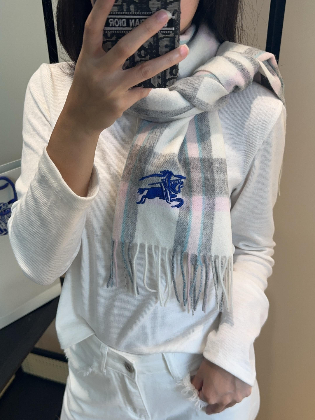 Burberry · 巴宝莉围巾❗️好看的要疯掉了,太有型太有魅力了❗️❗️非常斯文时尚的秋冬单品!真的很喜欢,非常Cl Burberry · 巴宝莉围巾❗️好看的要疯掉了,太有型太有魅力了❗️❗️非常斯文时尚的秋冬单品!真的很喜欢,非常Cl