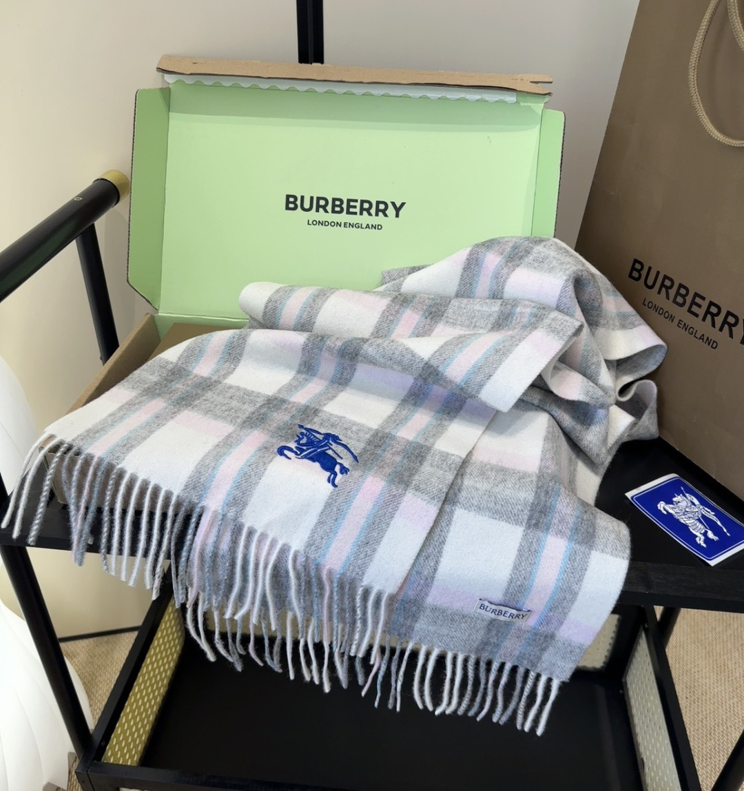 Burberry · 巴宝莉围巾❗️好看的要疯掉了，太有型太有魅力了❗️❗️非常斯文时尚的秋冬单品！真的很喜欢，非常Cl