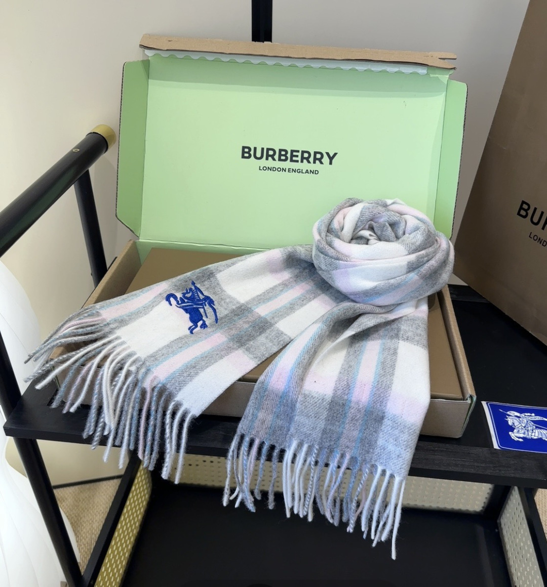 Burberry · 巴宝莉围巾❗️好看的要疯掉了，太有型太有魅力了❗️❗️非常斯文时尚的秋冬单品！真的很喜欢，非常Cl