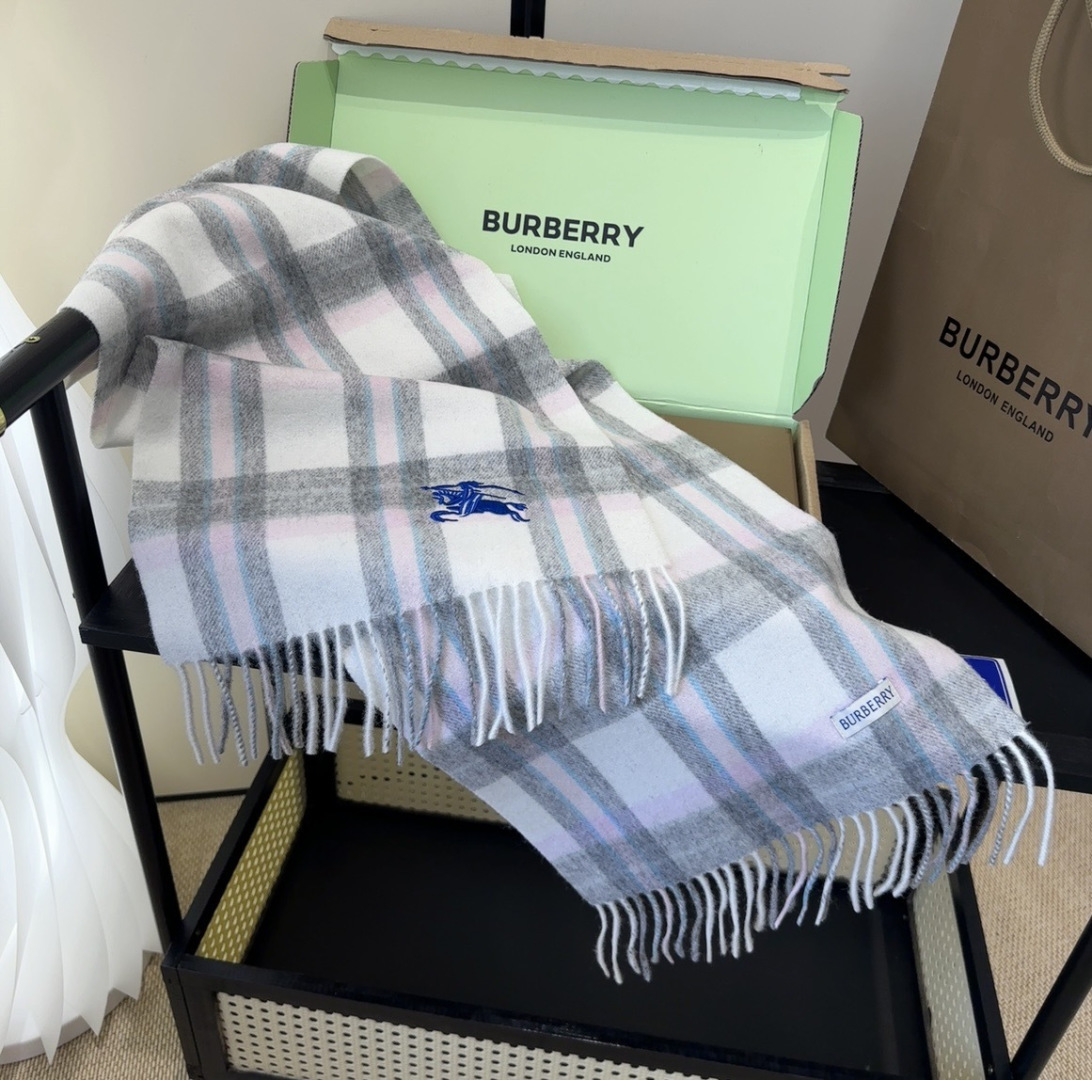 Burberry · 巴宝莉围巾❗️好看的要疯掉了，太有型太有魅力了❗️❗️非常斯文时尚的秋冬单品！真的很喜欢，非常Cl