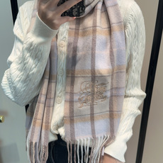 Burberry · 巴宝莉围巾❗️好看的要疯掉了,太有型太有魅力了❗️❗️非常斯文时尚的秋冬单品!真的很喜欢,非常Cl Burberry · 巴宝莉围巾❗️好看的要疯掉了,太有型太有魅力了❗️❗️非常斯文时尚的秋冬单品!真的很喜欢,非常Cl