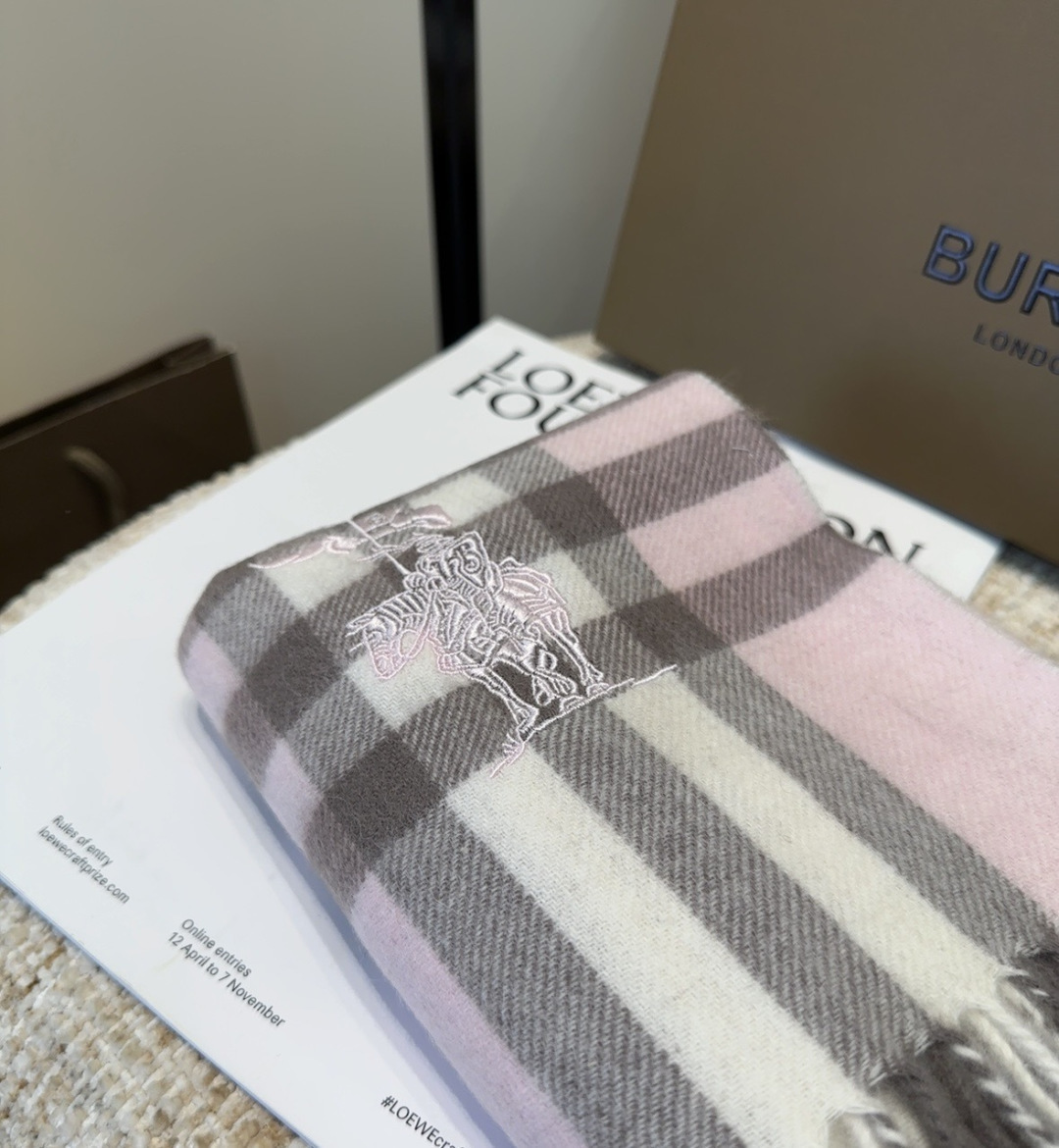 Burberry · 巴宝莉围巾❗️好看的要疯掉了，太有型太有魅力了❗️❗️非常斯文时尚的秋冬单品！真的很喜欢，非常Cl
