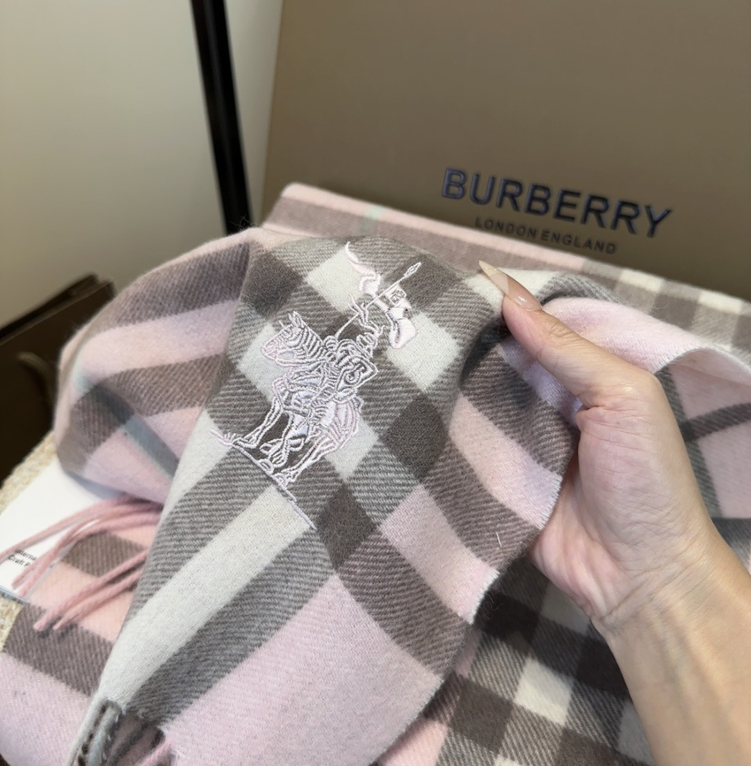 Burberry · 巴宝莉围巾❗️好看的要疯掉了，太有型太有魅力了❗️❗️非常斯文时尚的秋冬单品！真的很喜欢，非常Cl