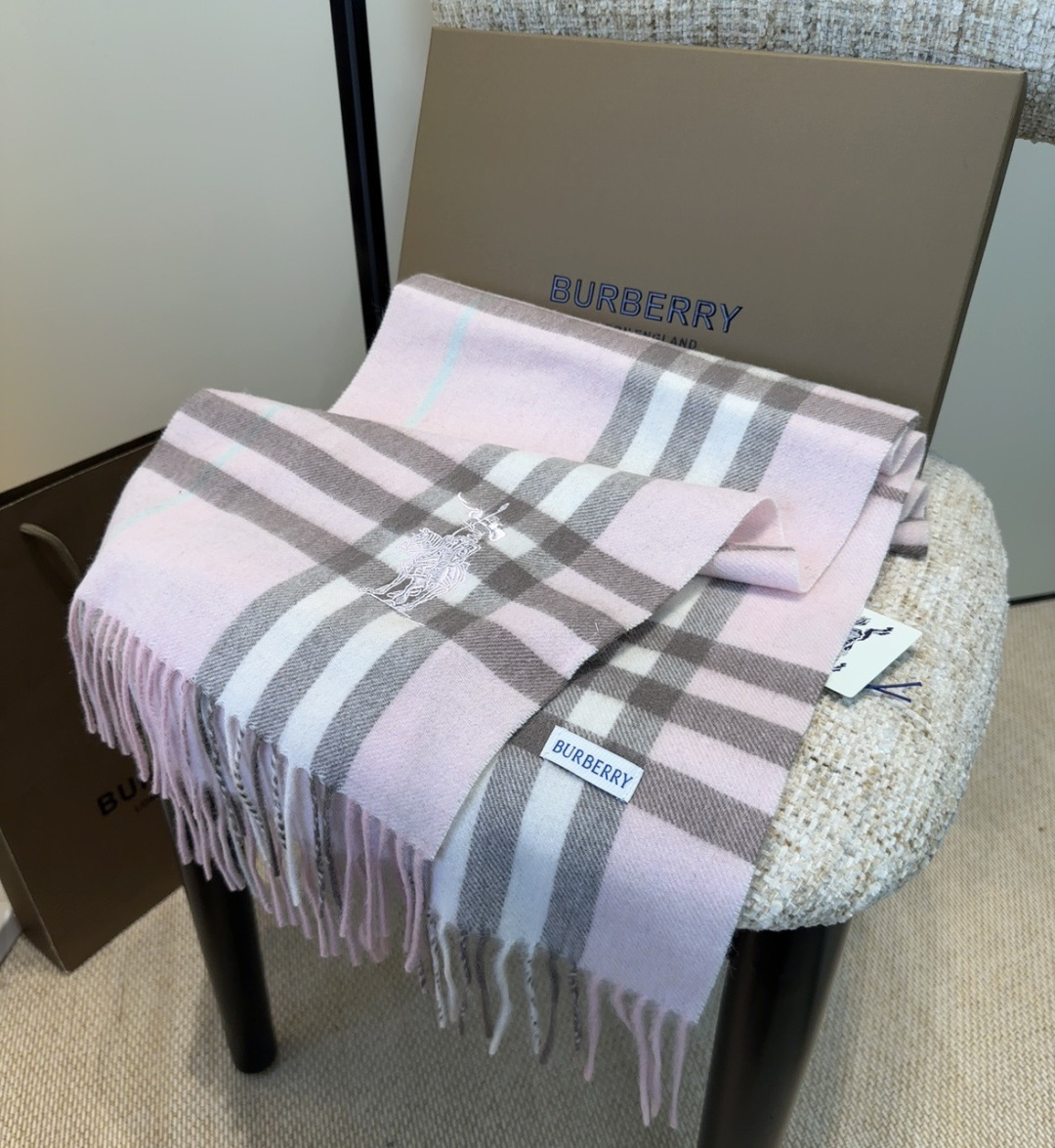 Burberry · 巴宝莉围巾❗️好看的要疯掉了，太有型太有魅力了❗️❗️非常斯文时尚的秋冬单品！真的很喜欢，非常Cl