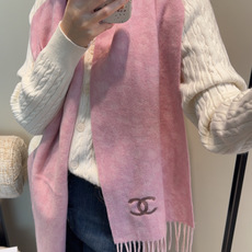 上新!秋冬香奈儿男女同款,同步,高端羊绒针织围巾! 可正式,可随意,非常Classical的设计。这款织法比较难,又很费 上新!秋冬香奈儿男女同款,同步,高端羊绒针织围巾! 可正式,可随意,非常Classical的设计。这款织法比较难,又很费