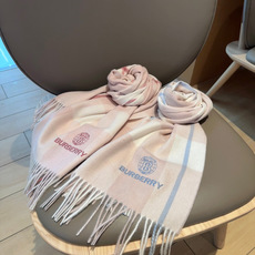 Burberry · 巴宝莉格子围巾❗️好看的要疯掉了,太有型太有魅力了❗️❗️非常斯文时尚的秋冬单品!真的很喜欢,非常 Burberry · 巴宝莉格子围巾❗️好看的要疯掉了,太有型太有魅力了❗️❗️非常斯文时尚的秋冬单品!真的很喜欢,非常