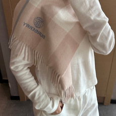 Burberry · 巴宝莉格子围巾❗️好看的要疯掉了,太有型太有魅力了❗️❗️非常斯文时尚的秋冬单品!真的很喜欢,非常 Burberry · 巴宝莉格子围巾❗️好看的要疯掉了,太有型太有魅力了❗️❗️非常斯文时尚的秋冬单品!真的很喜欢,非常