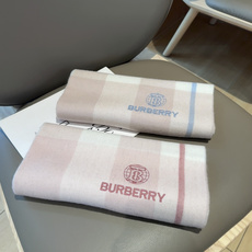 Burberry · 巴宝莉格子围巾❗️好看的要疯掉了,太有型太有魅力了❗️❗️非常斯文时尚的秋冬单品!真的很喜欢,非常 Burberry · 巴宝莉格子围巾❗️好看的要疯掉了,太有型太有魅力了❗️❗️非常斯文时尚的秋冬单品!真的很喜欢,非常