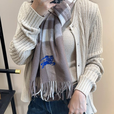 Burberry · 巴宝莉格子围巾❗️好看的要疯掉了,太有型太有魅力了❗️❗️非常斯文时尚的秋冬单品!真的很喜欢,非常 Burberry · 巴宝莉格子围巾❗️好看的要疯掉了,太有型太有魅力了❗️❗️非常斯文时尚的秋冬单品!真的很喜欢,非常