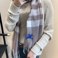 Burberry · 巴宝莉格子围巾❗️好看的要疯掉了,太有型太有魅力了❗️❗️非常斯文时尚的秋冬单品!真的很喜欢,非常 Burberry · 巴宝莉格子围巾❗️好看的要疯掉了,太有型太有魅力了❗️❗️非常斯文时尚的秋冬单品!真的很喜欢,非常