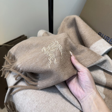 Burberry · 巴宝莉围巾❗️好看的要疯掉了,太有型太有魅力了❗️❗️非常斯文时尚的秋冬单品!真的很喜欢,非常Cl Burberry · 巴宝莉围巾❗️好看的要疯掉了,太有型太有魅力了❗️❗️非常斯文时尚的秋冬单品!真的很喜欢,非常Cl