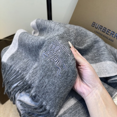 Burberry · 巴宝莉围巾❗️好看的要疯掉了,太有型太有魅力了❗️❗️非常斯文时尚的秋冬单品!真的很喜欢,非常Cl Burberry · 巴宝莉围巾❗️好看的要疯掉了,太有型太有魅力了❗️❗️非常斯文时尚的秋冬单品!真的很喜欢,非常Cl