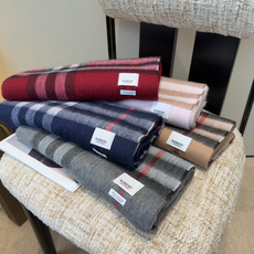 Burberry双面羊绒围巾!走量款,性超高!非常有格调的设计!180*30cm,羊绒混羊毛!是高雅艺术的魅力体现!围巾 Burberry双面羊绒围巾!走量款,性超高!非常有格调的设计!180*30cm,羊绒混羊毛!是高雅艺术的魅力体现!围巾