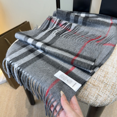 Burberry双面羊绒围巾!走量款,性超高!非常有格调的设计!180*30cm,羊绒混羊毛!是高雅艺术的魅力体现!围巾 Burberry双面羊绒围巾!走量款,性超高!非常有格调的设计!180*30cm,羊绒混羊毛!是高雅艺术的魅力体现!围巾
