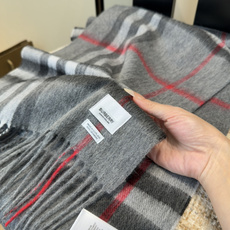 Burberry双面羊绒围巾!走量款,性超高!非常有格调的设计!180*30cm,羊绒混羊毛!是高雅艺术的魅力体现!围巾 Burberry双面羊绒围巾!走量款,性超高!非常有格调的设计!180*30cm,羊绒混羊毛!是高雅艺术的魅力体现!围巾