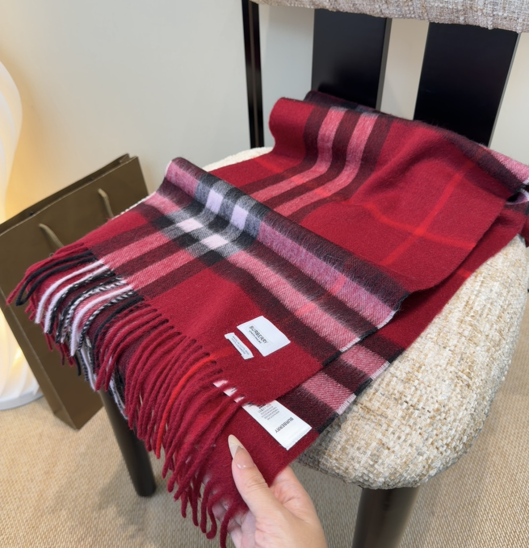 Burberry双面羊绒围巾！走量款，性超高！非常有格调的设计！180*30cm，羊绒混羊毛！是高雅艺术的魅力体现！围巾