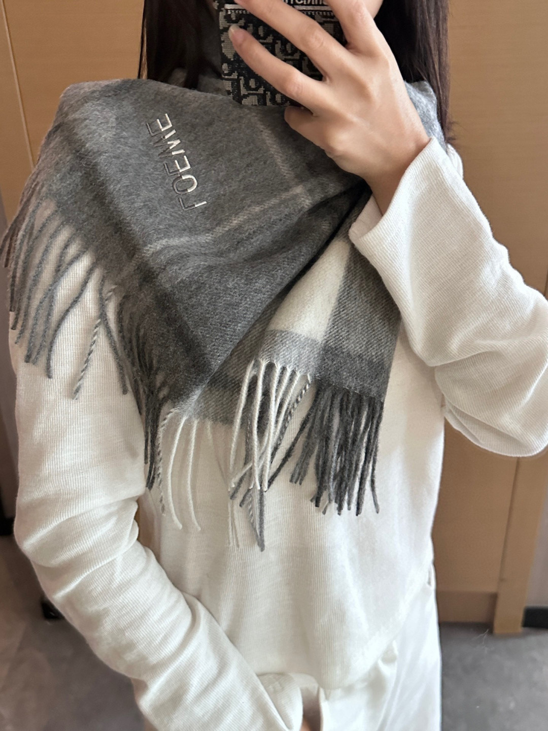 【▪Loewe · 罗意威难得一见的温柔配色,低调又不失优雅❗】重点推荐❗双面配色,一条围巾两种风格搭配,高级舒适时髦气 【▪Loewe · 罗意威难得一见的温柔配色,低调又不失优雅❗】重点推荐❗双面配色,一条围巾两种风格搭配,高级舒适时髦气