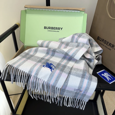 Burberry · 巴宝莉围巾❗️好看的要疯掉了,太有型太有魅力了❗️❗️非常斯文时尚的秋冬单品!真的很喜欢,非常Cl Burberry · 巴宝莉围巾❗️好看的要疯掉了,太有型太有魅力了❗️❗️非常斯文时尚的秋冬单品!真的很喜欢,非常Cl