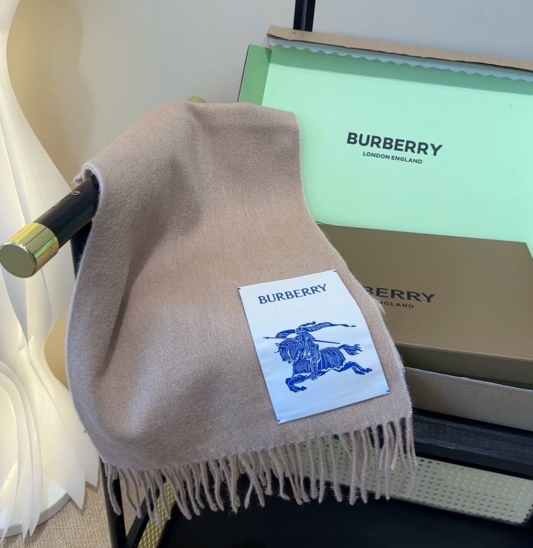 Burberry · 巴宝莉围巾❗️好看的要疯掉了,太有型太有魅力了❗️❗️非常斯文时尚的秋冬单品!真的很喜欢,非常Cl Burberry · 巴宝莉围巾❗️好看的要疯掉了,太有型太有魅力了❗️❗️非常斯文时尚的秋冬单品!真的很喜欢,非常Cl