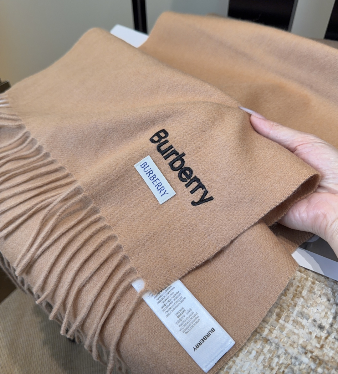 Burberry · 巴宝莉围巾❗️好看的要疯掉了，太有型太有魅力了❗️❗️非常斯文时尚的秋冬单品！真的很喜欢，非常Cl