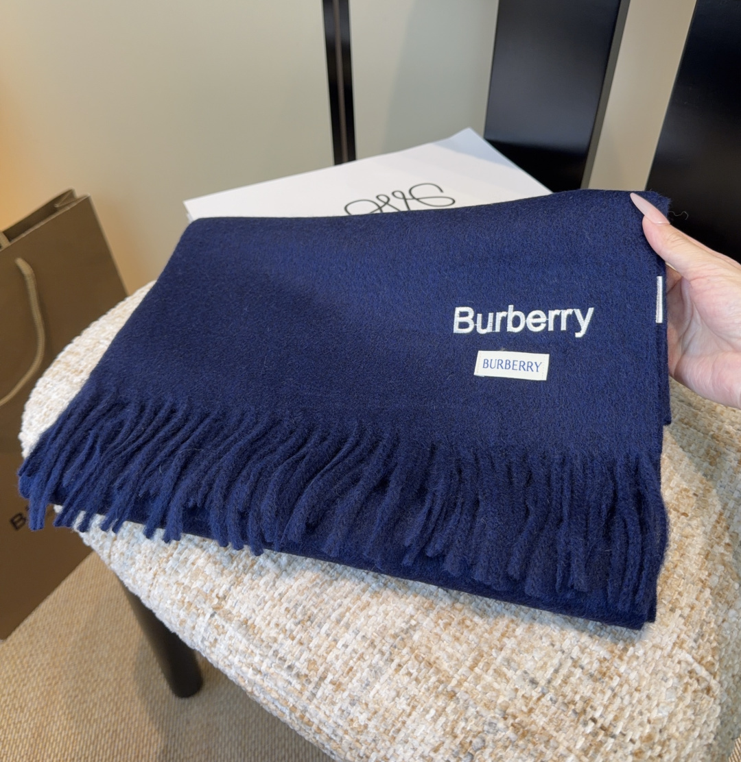 Burberry · 巴宝莉围巾❗️好看的要疯掉了，太有型太有魅力了❗️❗️非常斯文时尚的秋冬单品！真的很喜欢，非常Cl