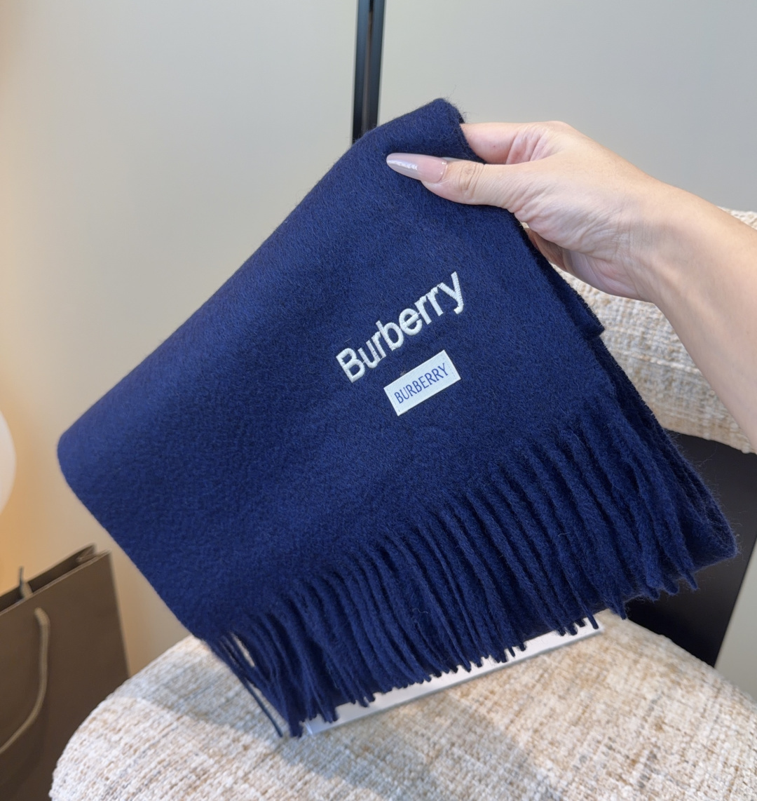 Burberry · 巴宝莉围巾❗️好看的要疯掉了，太有型太有魅力了❗️❗️非常斯文时尚的秋冬单品！真的很喜欢，非常Cl