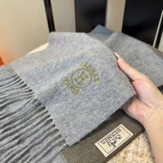 Hermes · 爱马仕,难得一见的温柔配色,低调又不失优雅❗️】重点推荐❗️双边配色,一条围巾两种风格搭配,高级舒适时 Hermes · 爱马仕,难得一见的温柔配色,低调又不失优雅❗️】重点推荐❗️双边配色,一条围巾两种风格搭配,高级舒适时