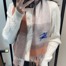 Burberry · 巴宝莉围巾❗️好看的要疯掉了,太有型太有魅力了❗️❗️非常斯文时尚的秋冬单品!真的很喜欢,非常Cl Burberry · 巴宝莉围巾❗️好看的要疯掉了,太有型太有魅力了❗️❗️非常斯文时尚的秋冬单品!真的很喜欢,非常Cl