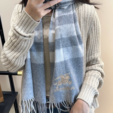 Burberry · 巴宝莉围巾❗️好看的要疯掉了,太有型太有魅力了❗️❗️非常斯文时尚的秋冬单品!真的很喜欢,非常Cl Burberry · 巴宝莉围巾❗️好看的要疯掉了,太有型太有魅力了❗️❗️非常斯文时尚的秋冬单品!真的很喜欢,非常Cl