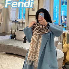 Fendi老花渐变双面羊绒围巾,柔软细腻的双面风格,FF经典提花渐变;柔软的羊毛和羊绒材质。来自Stefano Pila Fendi老花渐变双面羊绒围巾,柔软细腻的双面风格,FF经典提花渐变;柔软的羊毛和羊绒材质。来自Stefano Pila