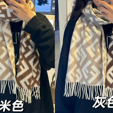 Fendi老花渐变双面羊绒围巾,柔软细腻的双面风格,FF经典提花渐变;柔软的羊毛和羊绒材质。来自Stefano Pila Fendi老花渐变双面羊绒围巾,柔软细腻的双面风格,FF经典提花渐变;柔软的羊毛和羊绒材质。来自Stefano Pila