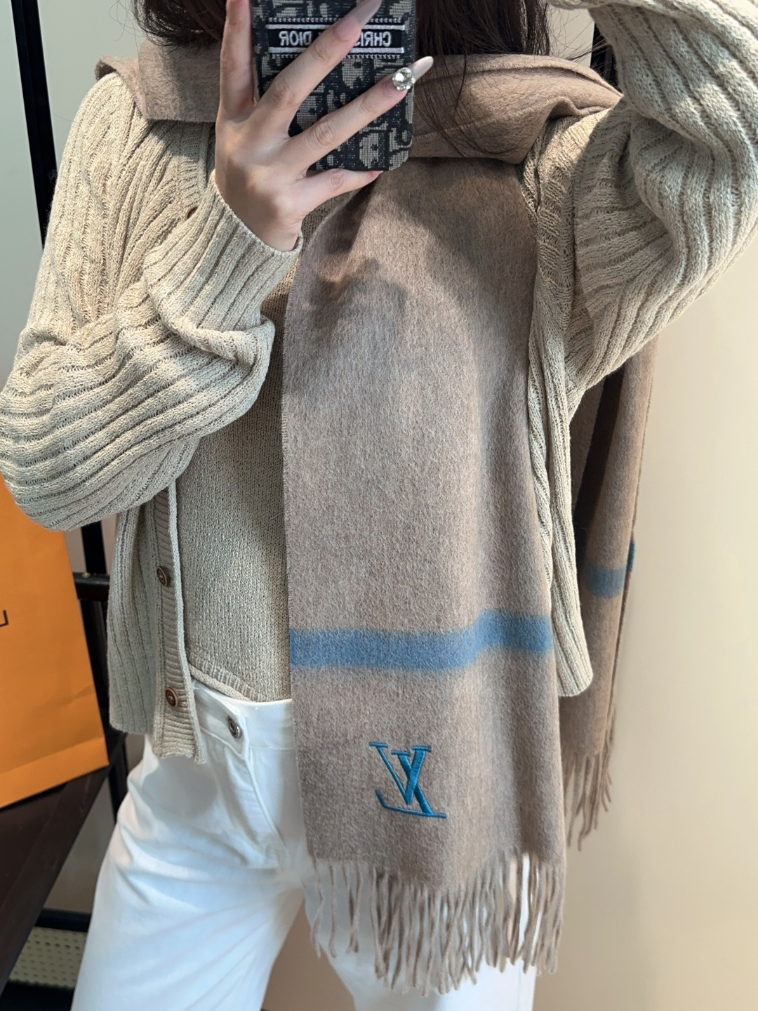 Lv围巾❗️好看的要疯掉了，太有型太有魅力了❗️❗️非常斯文时尚的秋冬单品！真的很喜欢，非常Classical的男款设计