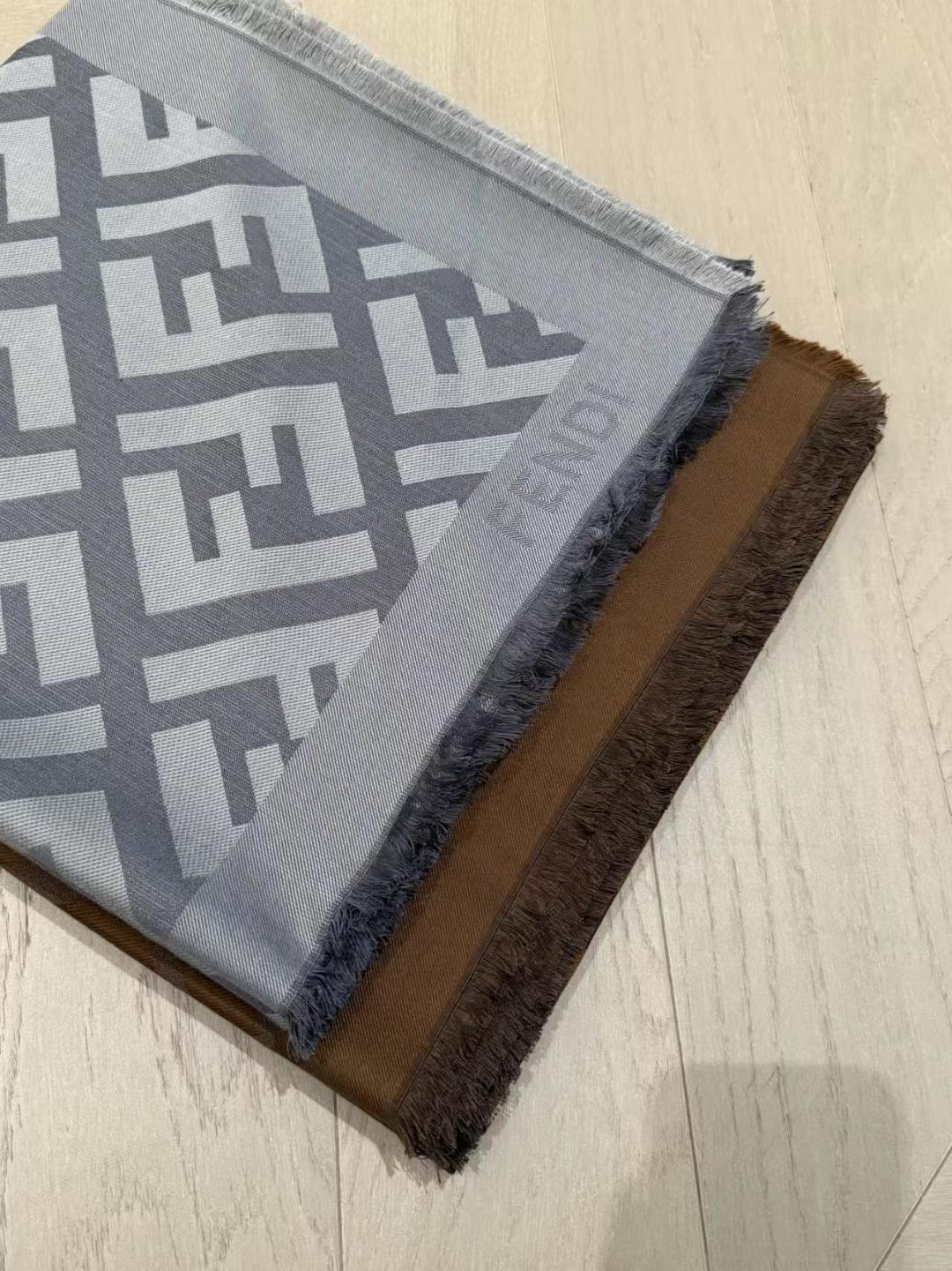 四季可用的披肩围巾 春夏平时都在空调房 秋冬户外离不开🧣 一直都在找一条春夏可以当披肩 既不想要太厚重 又可以放在包里轻