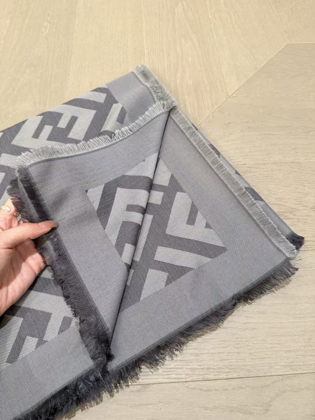 四季可用的披肩围巾 春夏平时都在空调房 秋冬户外离不开🧣 一直都在找一条春夏可以当披肩 既不想要太厚重 又可以放在包里轻