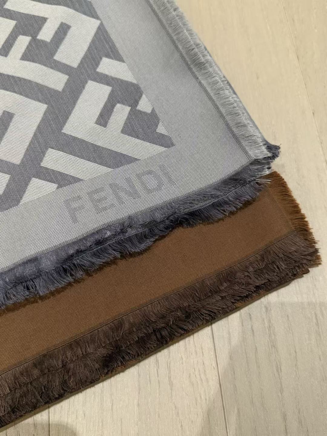 四季可用的披肩围巾 春夏平时都在空调房 秋冬户外离不开🧣 一直都在找一条春夏可以当披肩 既不想要太厚重 又可以放在包里轻