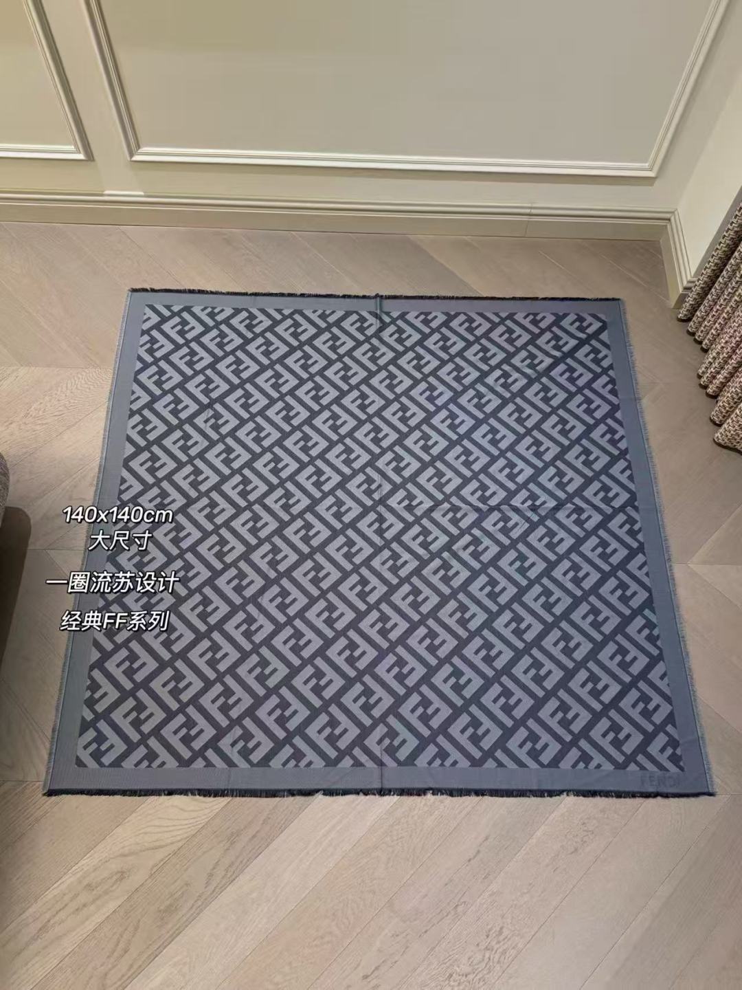 四季可用的披肩围巾 春夏平时都在空调房 秋冬户外离不开🧣 一直都在找一条春夏可以当披肩 既不想要太厚重 又可以放在包里轻