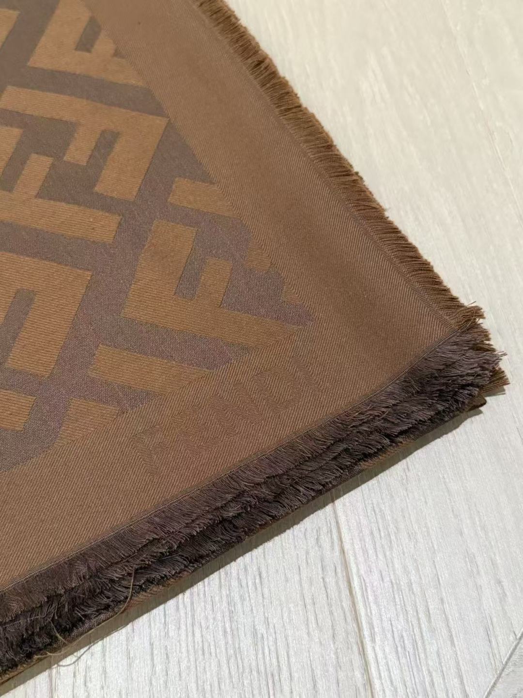 四季可用的披肩围巾 春夏平时都在空调房 秋冬户外离不开🧣 一直都在找一条春夏可以当披肩 既不想要太厚重 又可以放在包里轻 四季可用的披肩围巾 春夏平时都在空调房 秋冬户外离不开🧣 一直都在找一条春夏可以当披肩 既不想要太厚重 又可以放在包里轻