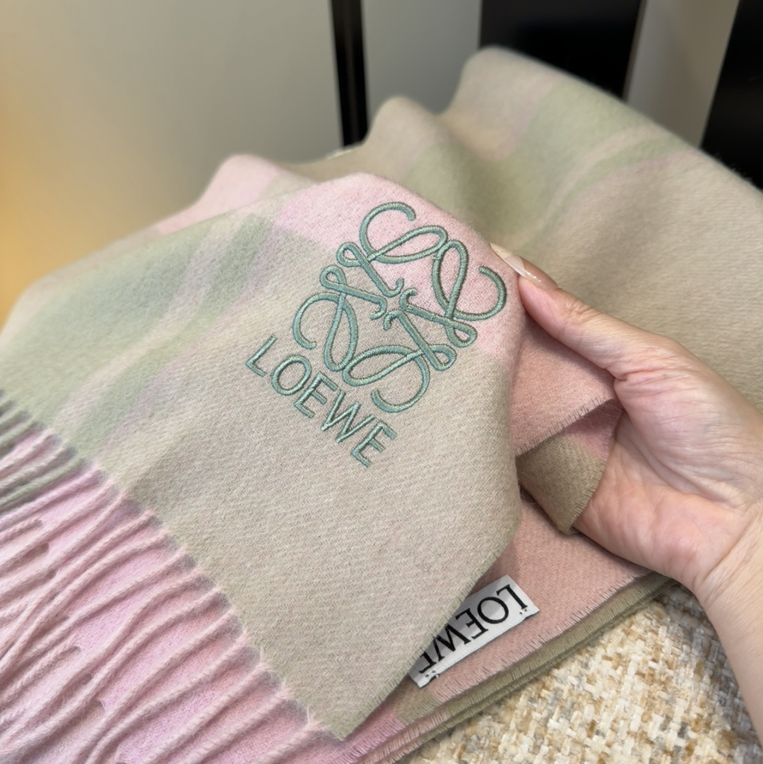 🆕   【▪Loewe · 罗意威难得一见的温柔配色，低调又不失优雅❗】重点推荐❗双面配色，一条围巾两种风格搭配，高级舒