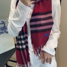 🆕 Burberry · 巴宝莉围巾❗️好看的要疯掉了,太有型太有魅力了❗️❗️非常斯文时尚的秋冬单品!真的很喜欢,非 🆕 Burberry · 巴宝莉围巾❗️好看的要疯掉了,太有型太有魅力了❗️❗️非常斯文时尚的秋冬单品!真的很喜欢,非