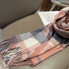 🆕 Burberry · 巴宝莉围巾❗️好看的要疯掉了,太有型太有魅力了❗️❗️非常斯文时尚的秋冬单品!真的很喜欢,非 🆕 Burberry · 巴宝莉围巾❗️好看的要疯掉了,太有型太有魅力了❗️❗️非常斯文时尚的秋冬单品!真的很喜欢,非