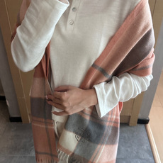 🆕 Burberry · 巴宝莉围巾❗️好看的要疯掉了,太有型太有魅力了❗️❗️非常斯文时尚的秋冬单品!真的很喜欢,非 🆕 Burberry · 巴宝莉围巾❗️好看的要疯掉了,太有型太有魅力了❗️❗️非常斯文时尚的秋冬单品!真的很喜欢,非