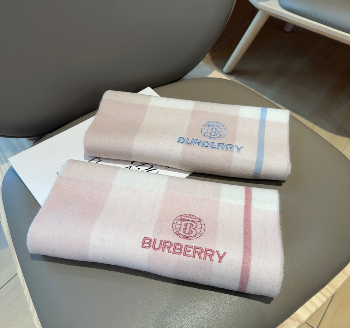 🆕  Burberry · 巴宝莉格子围巾❗️好看的要疯掉了，太有型太有魅力了❗️❗️非常斯文时尚的秋冬单品！真的很喜欢