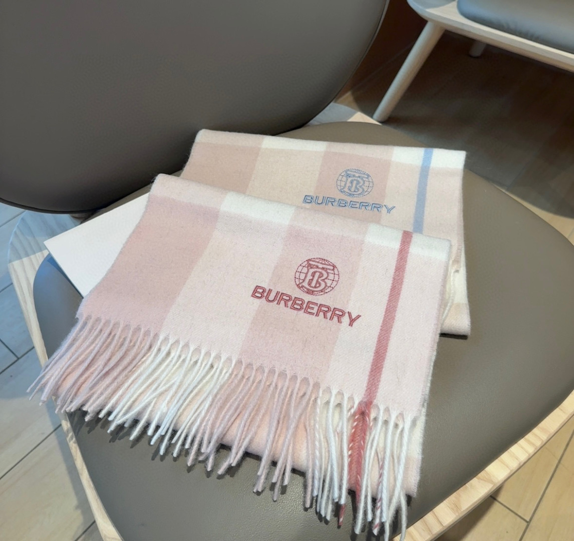 🆕  Burberry · 巴宝莉格子围巾❗️好看的要疯掉了，太有型太有魅力了❗️❗️非常斯文时尚的秋冬单品！真的很喜欢