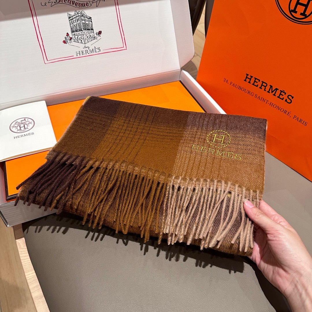 🆕 上新!2025年Hermes · 爱马仕,大H难得一见的温柔配色,低调又不失优雅❗️】一条围巾两种风格搭配,高级舒 🆕 上新!2025年Hermes · 爱马仕,大H难得一见的温柔配色,低调又不失优雅❗️】一条围巾两种风格搭配,高级舒