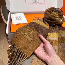 🆕 上新!2025年Hermes · 爱马仕,大H难得一见的温柔配色,低调又不失优雅❗️】一条围巾两种风格搭配,高级舒 🆕 上新!2025年Hermes · 爱马仕,大H难得一见的温柔配色,低调又不失优雅❗️】一条围巾两种风格搭配,高级舒