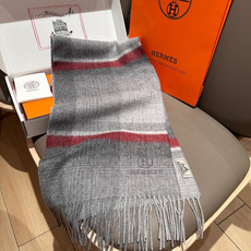 🆕 上新!2025年Hermes · 爱马仕,大H难得一见的温柔配色,低调又不失优雅❗️】一条围巾两种风格搭配,高级舒 🆕 上新!2025年Hermes · 爱马仕,大H难得一见的温柔配色,低调又不失优雅❗️】一条围巾两种风格搭配,高级舒