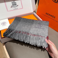 🆕 上新!2025年Hermes · 爱马仕,大H难得一见的温柔配色,低调又不失优雅❗️】一条围巾两种风格搭配,高级舒 🆕 上新!2025年Hermes · 爱马仕,大H难得一见的温柔配色,低调又不失优雅❗️】一条围巾两种风格搭配,高级舒